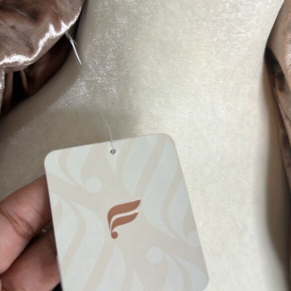 Fabletics  Wander Crushed Velour Cropped Puffer Jacket NWT Size Large Neutral - Picture 9 of 9